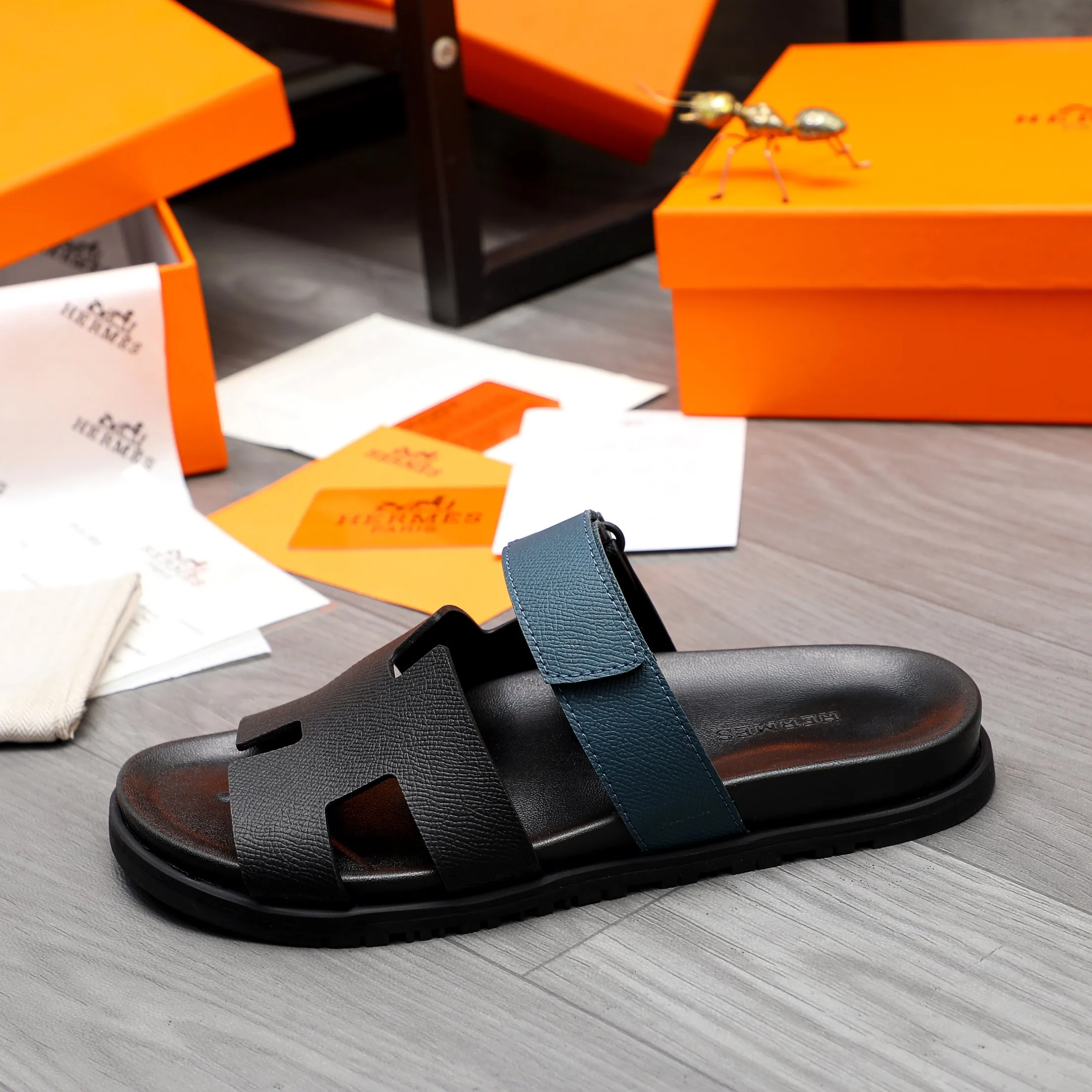 Men's shoes 💰340 Product trademark: Hermes "Hermes" Couple's slippers Regular size: 36-46 Product material: Selected vertical grain cowhide color-blocked upper, microfiber lining, original outsole